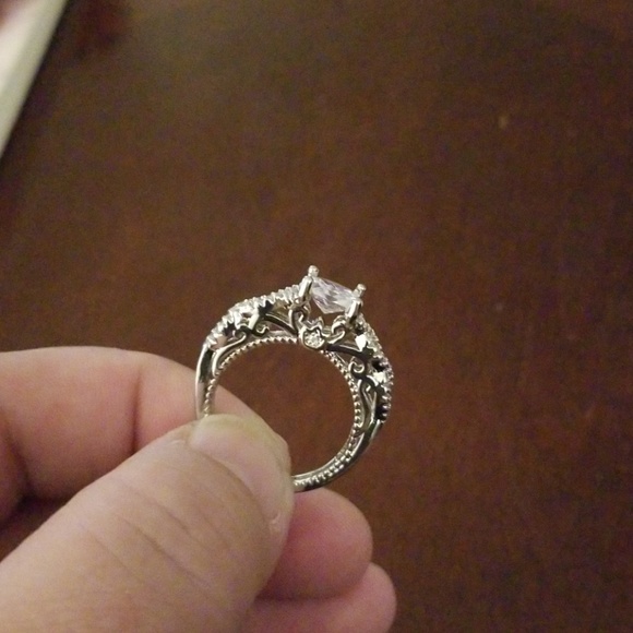 Beautiful ring - Picture 2 of 5